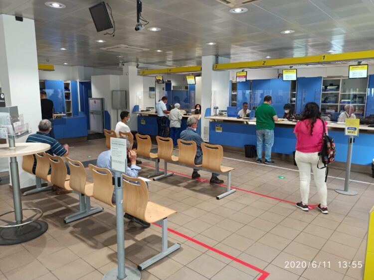 Si torna (quasi) alla normalità: in 8 uffici postali della provincia si potrà attendere il turno all’interno