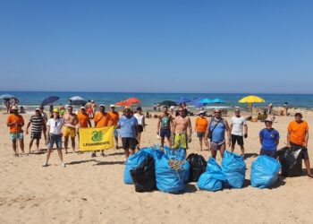 Legambiente pulisce la spiaggia di Bruca: “L’amministrazione di Scicli faccia rispettare l’ordinanza plastic free”