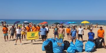 Legambiente pulisce la spiaggia di Bruca: “L’amministrazione di Scicli faccia rispettare l’ordinanza plastic free”