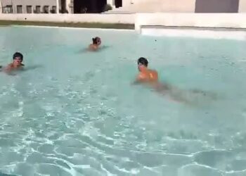 Ragazzi scalmanati si gettano nelle fontane di Pozzallo. La denuncia del sindaco