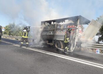A fuoco un autocarro sulla SS. 514. Nessun ferito