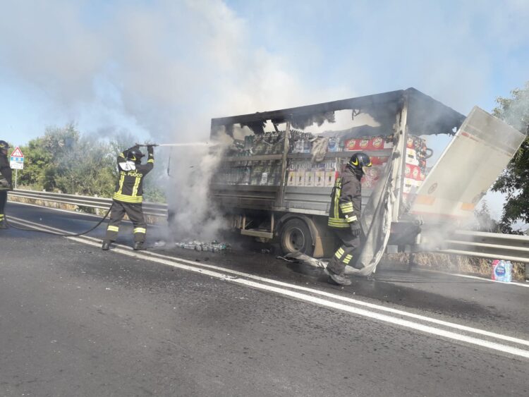 A fuoco un autocarro sulla SS. 514. Nessun ferito