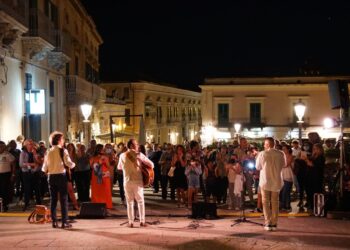 Un canto all’amore con Mario Incudine e la sua serenata itinerante AffacciaBedda. Questo sabato 18 luglio, serata conclusiva del Donnafugata Street a Ragusa Ibla