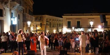 Un canto all’amore con Mario Incudine e la sua serenata itinerante AffacciaBedda. Questo sabato 18 luglio, serata conclusiva del Donnafugata Street a Ragusa Ibla
