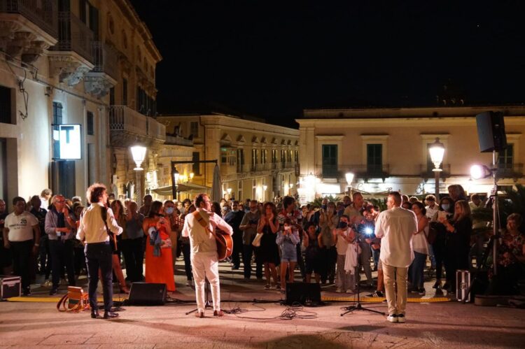 Un canto all’amore con Mario Incudine e la sua serenata itinerante AffacciaBedda. Questo sabato 18 luglio, serata conclusiva del Donnafugata Street a Ragusa Ibla