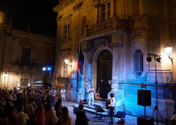Mario Incudine e la sua serenata itinerante tra le vie barocche di Ragusa Ibla. Aperto il Donnafugata Street