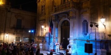 Mario Incudine e la sua serenata itinerante tra le vie barocche di Ragusa Ibla. Aperto il Donnafugata Street