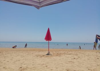 Marina di Modica, ombrelloni “in sosta” notturna: da domani verranno rimossi