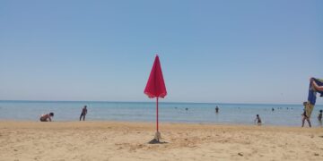 Marina di Modica, ombrelloni “in sosta” notturna: da domani verranno rimossi