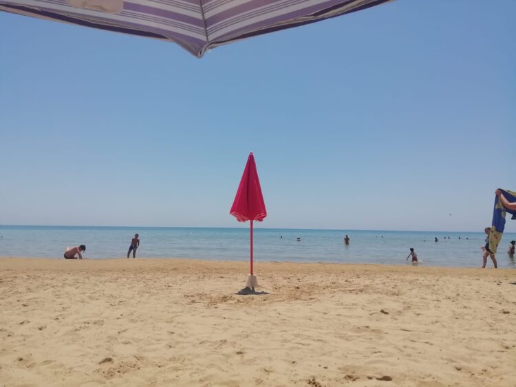 Marina di Modica, ombrelloni “in sosta” notturna: da domani verranno rimossi