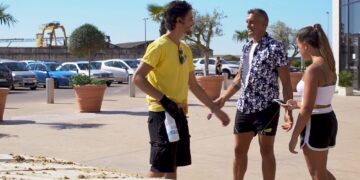 Lavare l’auto? No, meglio la figlia! Uno sketch comico di Mister Lavaggio nel piazzale del Centro Commerciale Le Masserie di Ragusa. VIDEO