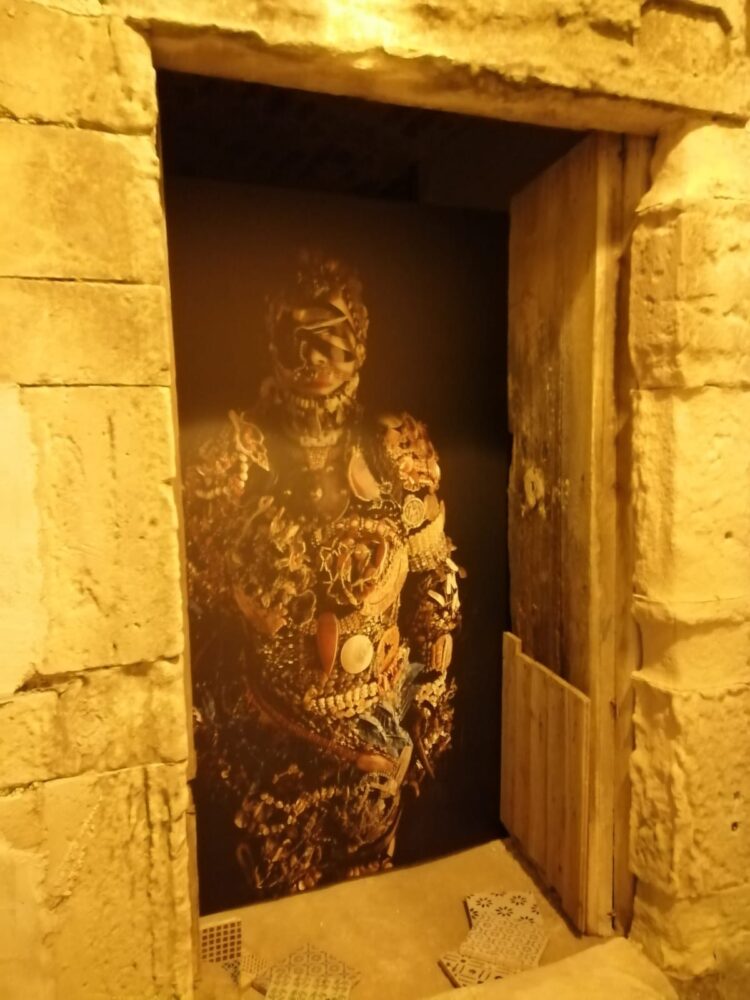 Nelle viuzze e nelle piazze di Ragusa Ibla sei installazioni artistiche del set designer Francesco Palazzolo