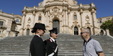 Modica: aggredisce gli avventori di un circolo e poi si scaglia contro i carabinieri. Arrestato