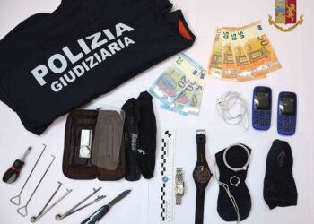 Ladri tentano furto in appartamento a Modica. Fuggono e cadono dal balcone. Arrestati