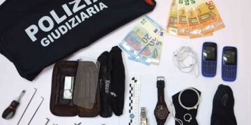 Ladri tentano furto in appartamento a Modica. Fuggono e cadono dal balcone. Arrestati