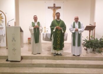 Il neo sacerdote Guastella conclude i riti religiosi per la festa della Beata Maria Vergine di Lourdes a San Giacomo