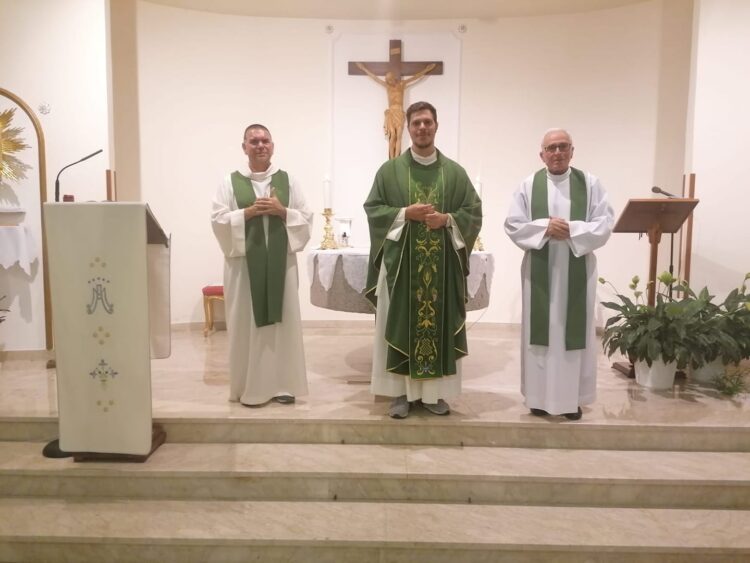 Il neo sacerdote Guastella conclude i riti religiosi per la festa della Beata Maria Vergine di Lourdes a San Giacomo