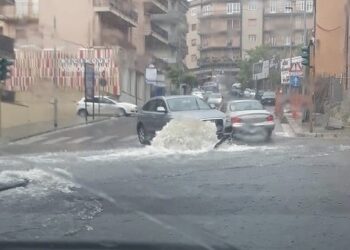 Ragusa: basta un temporale e la parte bassa di via Archimede si allaga. Saltano pure i tombini