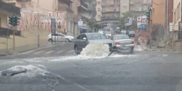 Ragusa: basta un temporale e la parte bassa di via Archimede si allaga. Saltano pure i tombini