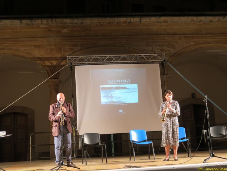 Comiso, Arteinsieme ricorda Bufalino. La performance jazz di Stefano Maltese e Roberta Maci è un tributo al grande scrittore