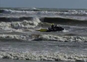 Marina di Ragusa: salvato un surfista in difficoltà