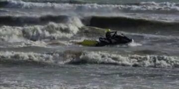 Marina di Ragusa: salvato un surfista in difficoltà