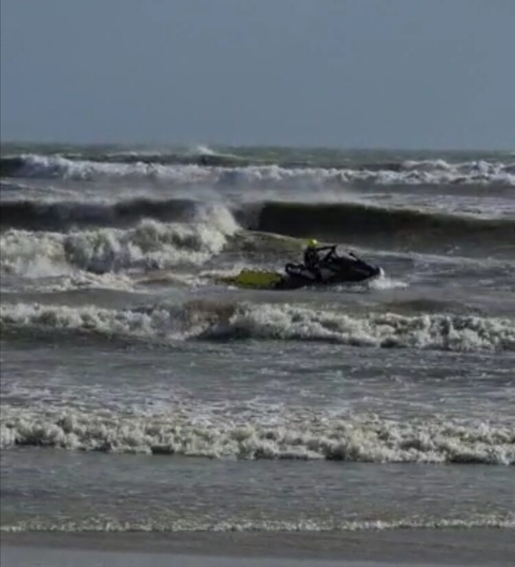 Marina di Ragusa: salvato un surfista in difficoltà