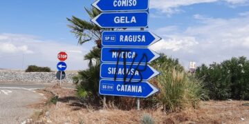 Innamorato imbratta segnaletica stradale: danni per 20 mila euro. FOTO