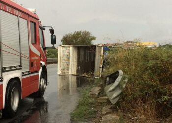 Autocarro si ribalta sulla Sp. 126 a Modica