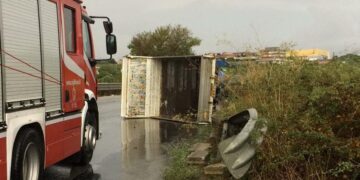 Autocarro si ribalta sulla Sp. 126 a Modica