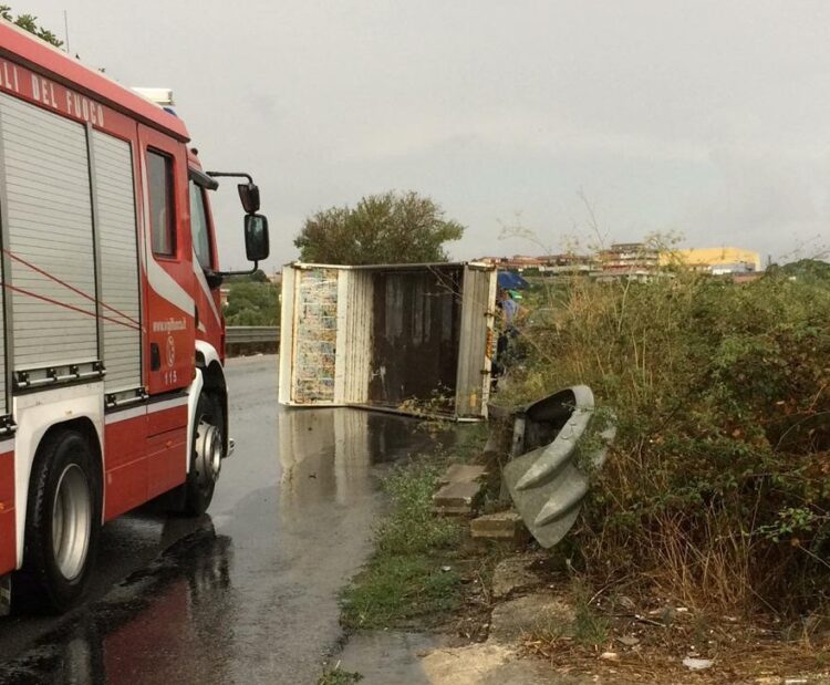 Autocarro si ribalta sulla Sp. 126 a Modica