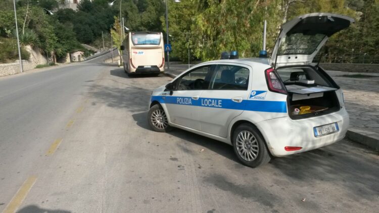 Modica: abbandono illecito di rifiuti, denunciato dipendente di azienda catanese