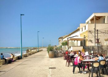 Le lezioni scolastiche in riva al mare, a Donnalucata