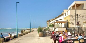 Le lezioni scolastiche in riva al mare, a Donnalucata