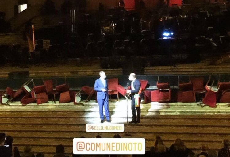 Coerenza? Questa sconosciuta. Musumeci firma il coprifuoco per la Sicilia e poi va al concerto di Bocelli