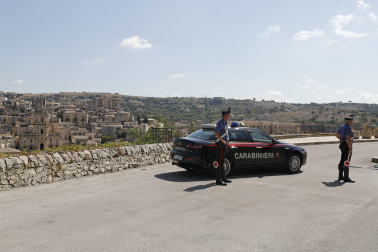 Modica: nascondeva la droga nel muretto a secco, arrestato