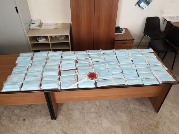 Sequestrate mascherine senza marchio CEE al mercato di Scoglitti