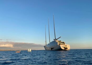 I giovani velisti del Circolo Velico Kaucana “assaltano” il mega yacht di Andrey Melnichenko