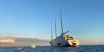 I giovani velisti del Circolo Velico Kaucana “assaltano” il mega yacht di Andrey Melnichenko