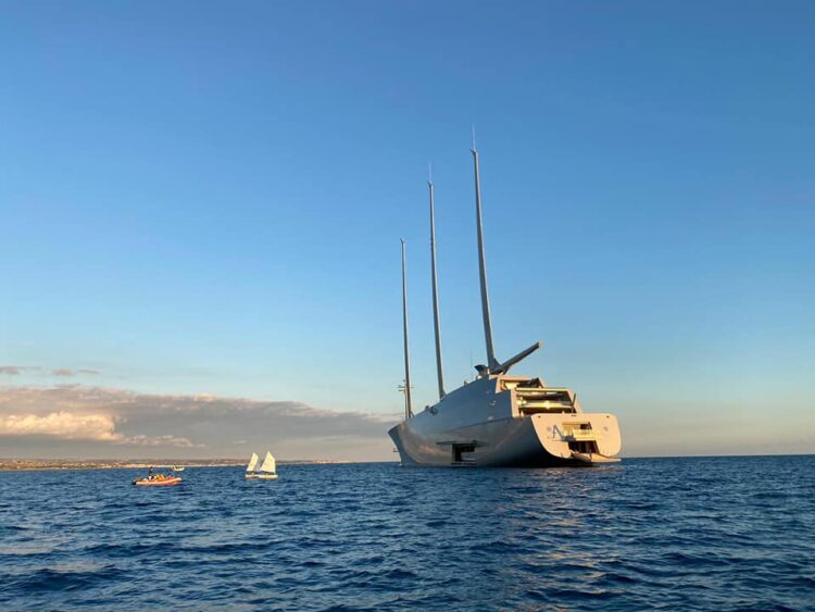 I giovani velisti del Circolo Velico Kaucana “assaltano” il mega yacht di Andrey Melnichenko