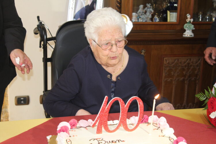 Modica: i 100 anni di nonna Giovanna Giurdanella