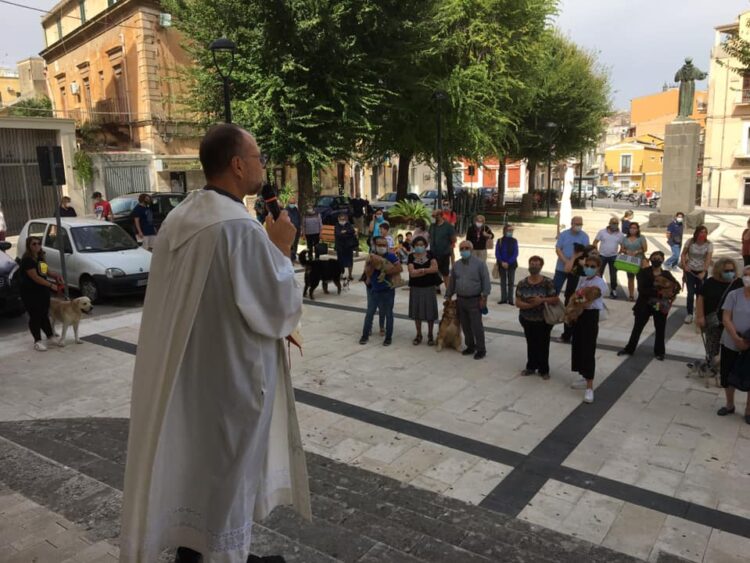 Il vescovo di Ragusa, mons. Carmelo Cuttitta, ha chiuso ieri sera le celebrazioni in onore di San Francesco in piazza Cappuccini