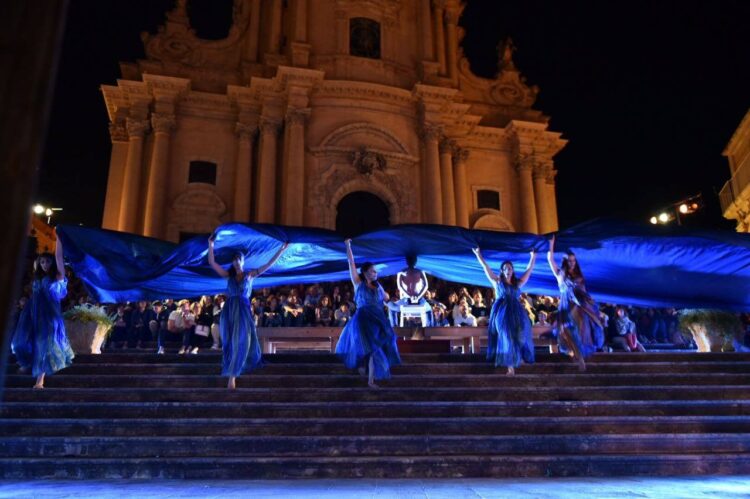 Il teatro greco torna tra il barocco di Ragusa Ibla con 3drammi3