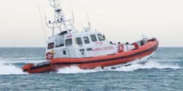 Si sente male al largo delle coste di Pozzallo, salvato dalla Guardia Costiera