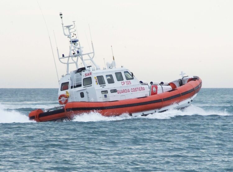 Si sente male al largo delle coste di Pozzallo, salvato dalla Guardia Costiera