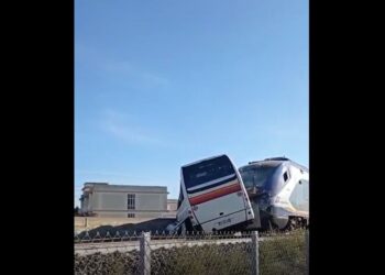 Treno investe autobus a Vittoria