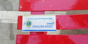 Una panchina rossa a Ragusa, così il Club Lions Ragusa Host dice no alla violenza sulle donne