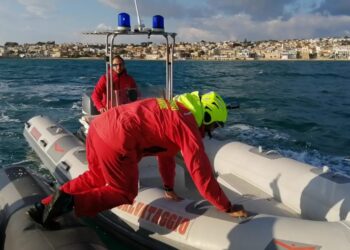 Marina di Ragusa: soccorso surfista in difficoltà