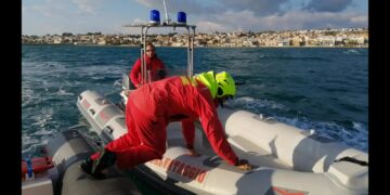 Marina di Ragusa: soccorso surfista in difficoltà