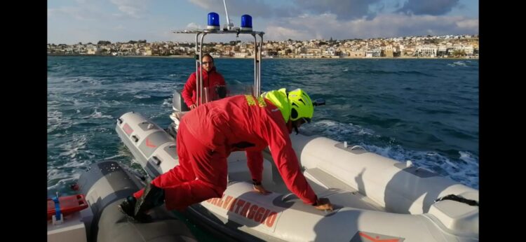 Marina di Ragusa: soccorso surfista in difficoltà